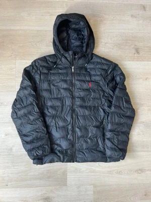 Svart Ralph Lauren Lätt Dunjacka Vårjacka Storlek M - Fin RL vårjacka i Svart färg. Jackan är i mycket bra skick och sparsamt använd. |  Äkta som allt annat jag säljer! ✅ Nypris ca 4000kr |  Storlek: M | Skick: Mycket Bra Skick | Färg: Svart | Märke: Ralph Lauren | Modell: Jacka |  Hör gärna av dig vid frågor så svarar jag så fort jag kan! 😁|   (SKU - 84)