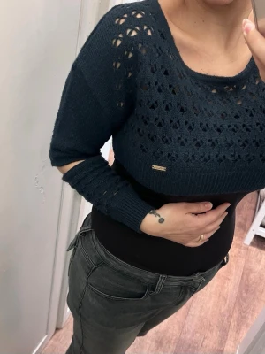 bolero - Snygg mörkblå stickad bolero. Perfekt för dig som gillar detaljer och en unik look.