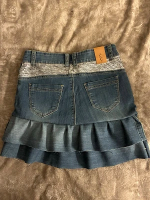 Jeanskjol - Jeanskjol med silverpaljetter som ger en superfin detalj. Har sytt kjolen själv!💓