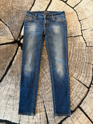 Jacob Cohen 711 slim fit - Riktigt feta Jacob Cohen 711 slim fit i mörkblå färg med snygga fades. Som på namnet är dom slim fit och storlek W32. Jeansen är ihop syda lite vid skrevet men annars Riktigt bra skick. Skriv för frågor och funderingar 