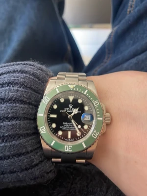 Herrklocka - Heltid ny och oanvänd klocka med automatisk rörelse. Klockan har korrekt vikt och är tillverkad i samma högkvalitativa stål. Tveka inte att höra av er vid frågor eller om ni önskar fler bilder. Endast klockan ingår i priset. Om ni är intresserade av box eller box tillsammans med certifikat, vänligen kontakta oss så kan vi diskutera ett pris.