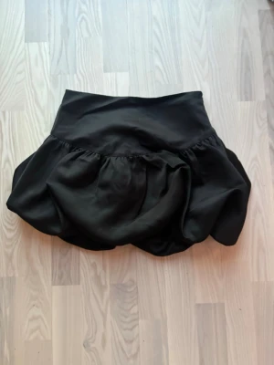 Svart kjol  - Svart kjol från Gina som är ”puffig”, aldrig använd säljes då den va för kort för min smak