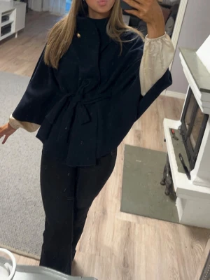 Mörkblå poncho från Missäy - Mörkblå poncho från Missäy💕💕bara använd några enstaka gånger💕är osäker på storlek men den passar mig som har xs