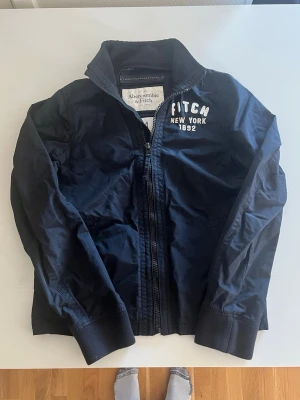 Abercrombie & Fitch jacka  - Riktigt snygg Abercrombie jacka, väldigt sällsynt. Storlek M fint skick inga fel.perfekt nu till vår/sommar då den är lite tunnare. Pris endast 435kr kom gärna med frågor och prisförslag kolla mina andra annonser för mer och rabatt vid köp av flera 😁✌️
