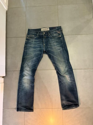 Replay vintage jeans - Säljer ett par galet snygga jeans med fina fades. Jeansen är i mycket bra skick den ända defekt kan nog var lite slitningar här och var och färgen som visas på bilden  Ytterbens Längd: ~95 cm Midja: ~38cm Benöppning: ~17,5cm
