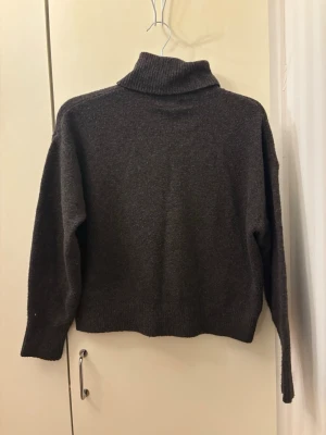 Mörkbrun polotröja stickad - En brunsvart polotröja från H&M i strl S. Pris kan diskuteras! 💕