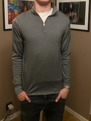 Half zip från Profuomo  - Säljer denna halv zip tröjan från profuomo med ett nypris på cirka 1400kr. Väldigt bra skick utan några defekter. Den ser grå ut men är lite mer grön aktig vilket inte syns så bra på bilderna 
