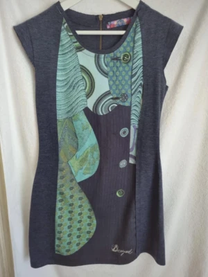 Klänning - Desigual klänning i storlek M, normal i storleken. Fint begagnat skick.