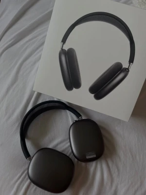 Apple AirPods Max i rymdgrå - Snygga Apple AirPods Max i rymdgrå färg med en stilren och modern design. Hörlurarna har en robust aluminiumram, mjuka öronkuddar och ett vadderat meshband för extra komfort. Perfekta för dig som vill ha grymt ljud och cool stil.