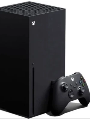 Xbox Series X, spelkonsol svart - Xbox Series X är en kraftfull spelkonsol från Microsoft i mattsvart färg med en stilren, rektangulär design. Konsolen har ventilerande topp och medföljande svart trådlös handkontroll. Perfekt för gaming med hög prestanda och snabb laddning.