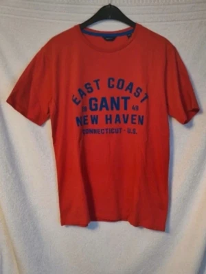 T-shirt - Ljusröd t-shirt från Gant i storlek 176. (Sista bilden är mest korrekt för färgen) Mycket fint skick.