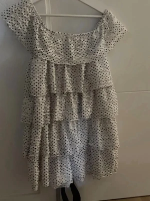 Pricking volang klänning från Zara  - Supersöt volang klänning från Zara i storlek s med knytband runt midjan , använd en gång därav i nyskick 