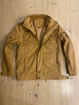 Overshirt/Fieldjacket - Säljer denna snygga Overshirt/fieldjacket från Bruno Archive, köpte den för 749kr men den passade inte, använd 2-3 ggr!, strlk L men sitter som M.