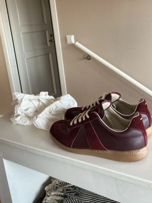 Maison margiela gats - Hej och välkommen till liljestrands vi säljer nu ett par gats I bra skick utan större defekter påsar medföljer vid köp pris kan diskuteras osäker på äktehet därav priset kom med frågor osv storlek 43! Mvh liljestrand