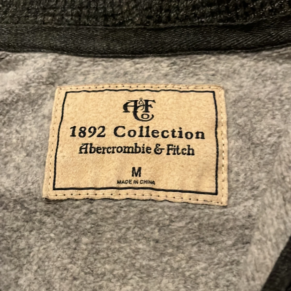 Grå hoodie från Abercrombie & Fitch - 2