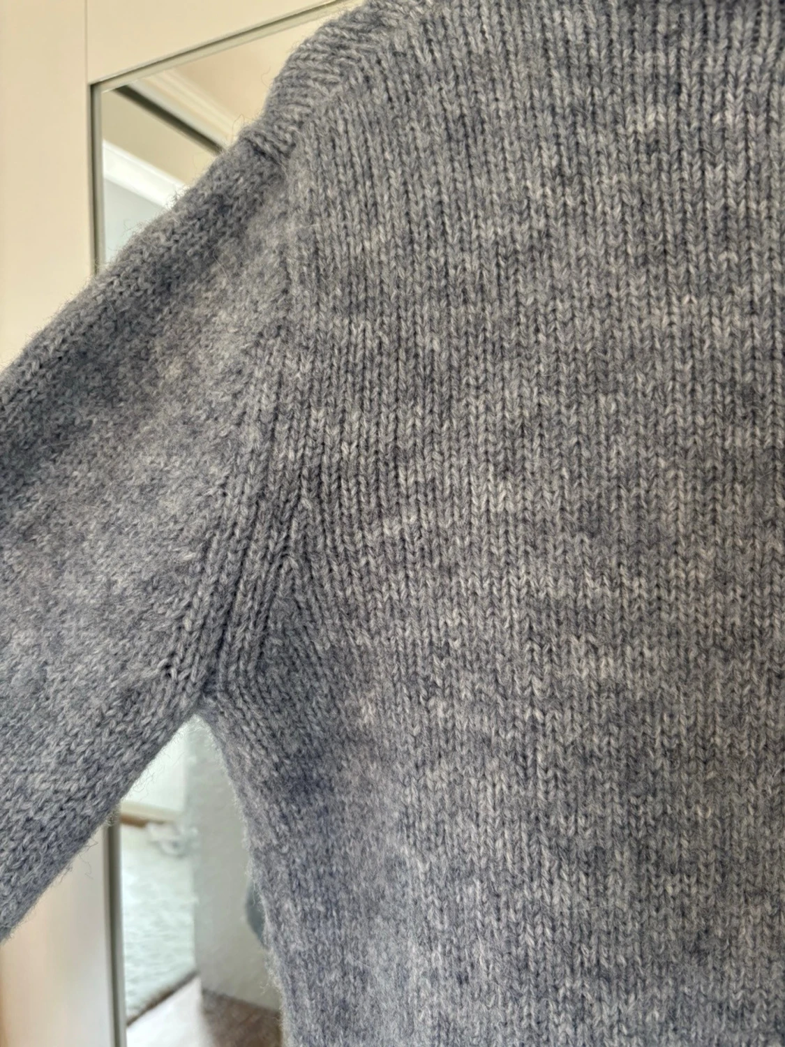 Stickad tröja med högre krage - 2