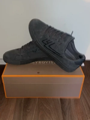 Gråa sneakers - Gråa snygga sneakers!