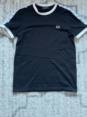 Fred perry t-shirt - Säljer en fräsch fred perry tshirt i storlek S, knappt använd. Nypris 799.