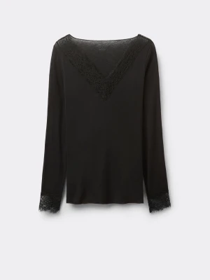 Svart intimissimi spetströja - Stilren svart långärmad topp med v-ringning och spetsdetaljer både vid halsringningen och ärmsluten. Perfekt för dig som gillar en enkel men ändå elegant look. Tunn och mjuk i materialet, lätt att matcha med olika outfits.
