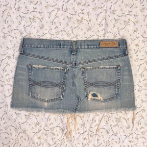 y2k abercrombie & fitch lågmidjad jeanskjol  - super snygg vintagey2k minikjol från usa aldrig använd, nyskick säljer enbart då den inte passar 🌸 se mått på bilderna storlek 6 passar nog s/m skickar inte med bring!