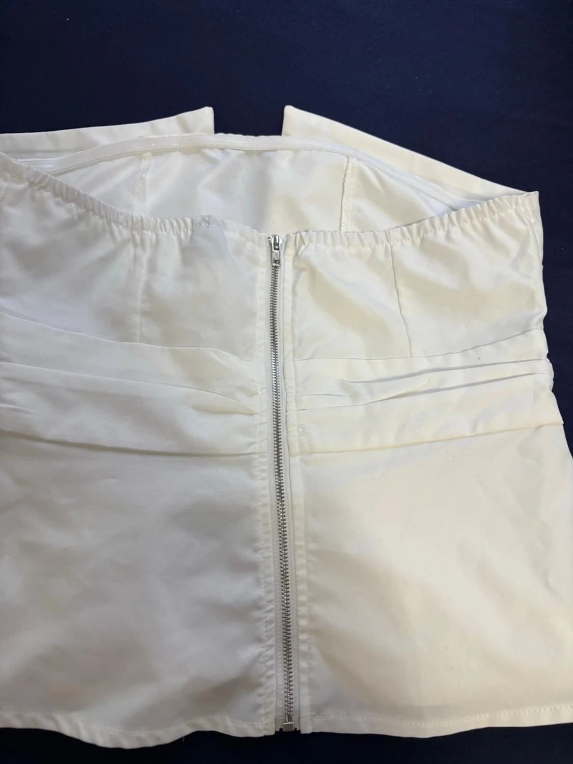 Vit axelbandslös tubtopp med v-ringning - 1