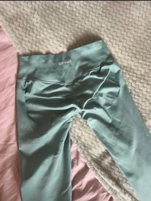Ljusgröna seamless leggings från DFYNE - Säljer ett par ljusgröna leggings från DFYNE med mid rise midja. Materialet är stretchigt och mjukt. Snygg passform som framhäver benen och sitter skönt