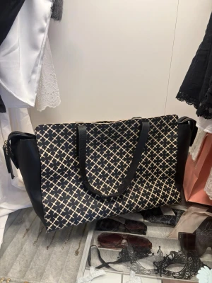 Malene Birger väska - Jättefin väska från by malene Birger. Större modell i jättefint skick! Enda defekterna är lite slitage på remmarna och en liten fläck, se bild (går att fixa enkelt). Kommer tyvärr inte till användning längre och sparar pengar till körkort därav säljer jag den 🥰