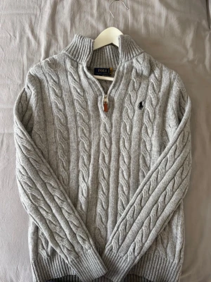 Ralph Lauren stickad zip - Säljer denna schyssta stickade ralph lauren zipen. Nypris 1500, mitt pris 399kr                                                   Condition 8/10        Storlek M