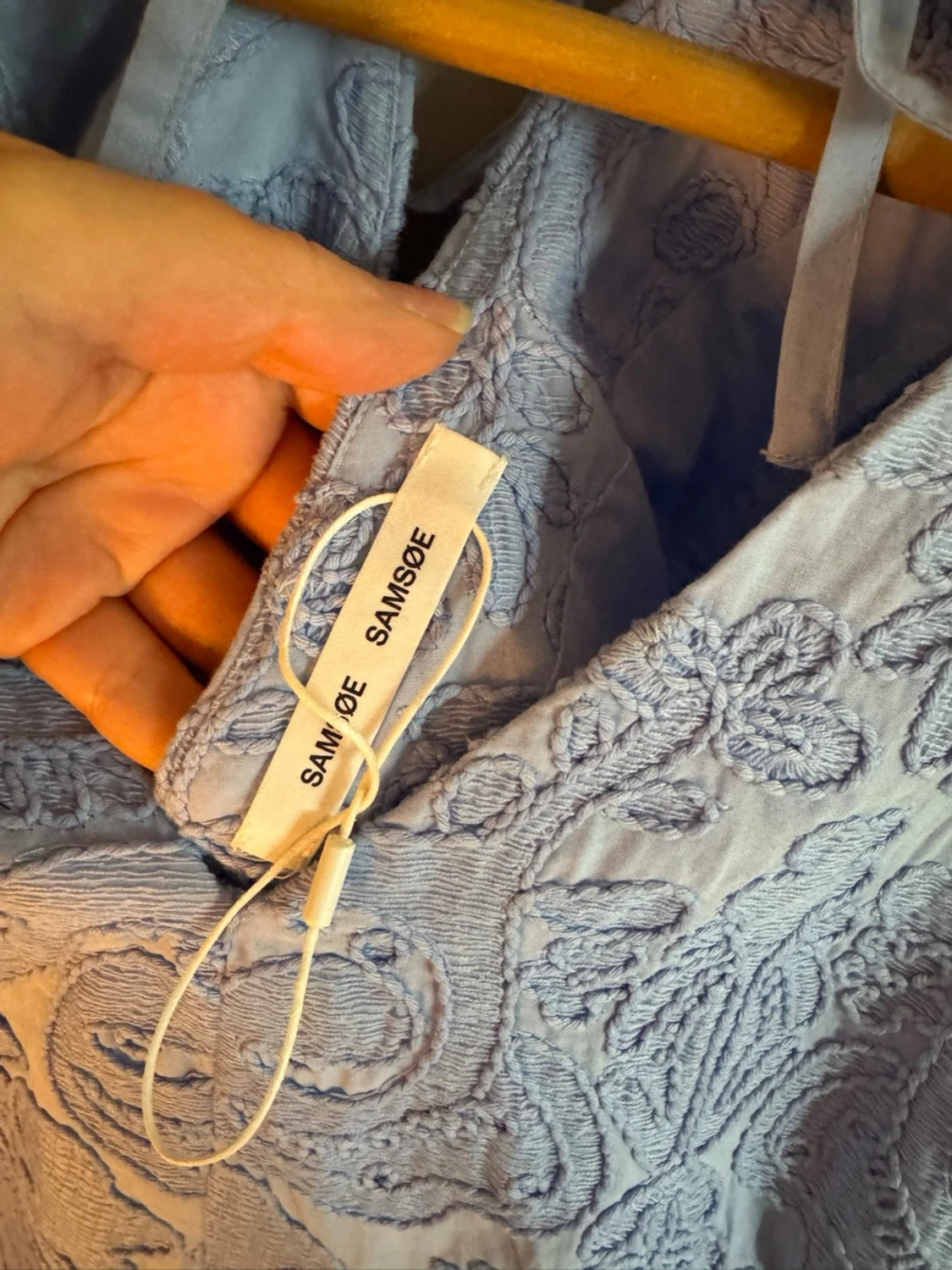 Ljusblå broderad blus från Samsøe Samsøe - 3