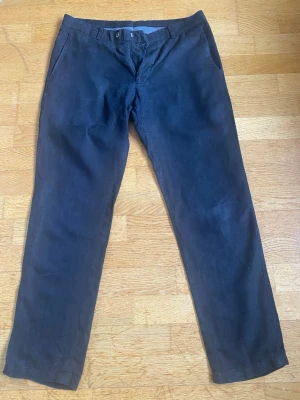 Oscar Jacobson Svarta linnebyxor - Snygga svarta linnebyxor med raka ben och klassisk passform. Byxorna har sidofickor fram och två fickor bak. Perfekta för en avslappnad men ändå stilren look. Tillverkade i mjukt linnetyg som andas.