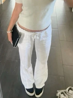 Vita Linnebyxor - Säljer ett par vita linnebyxor från Roxy. Jättefint skick och superfina till sommaren, skriv för frågor!💓