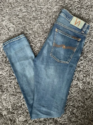 Nudie jeans W31 L34 - Helt nya blåa Nudie jeans i modellen tilted tor. Priset är inte hugget i sten