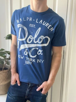 Ralph lauren tee  - Ralph lauren tee, Inga defekter! Modellen i bilderna är 180 cm 75 kg och bär Storlek Xl barn vilket är igenlitgrn S men denna passar M bra också , Kom med frågor! 🌟 (Kan gå ned i pris vid köp av paket 😉) 