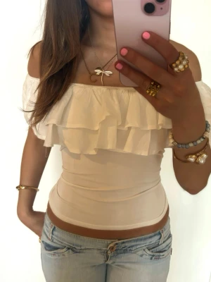 Offshoulder vit volangtopp  - Så fin vit offshoulder volangtopp! Jag är 168 och det är mina bilder, köp via köp nu direkt eller Swish, kvar tills markerad som såld 💖 