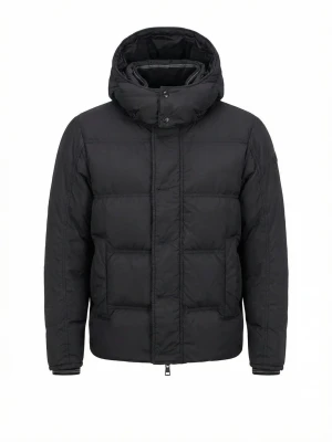 Svart dunjacka från Moncler - Snygg svart dunjacka från Moncler med huva och stora framfickor. Jackan har en stilren design med diskret Moncler-logga på ärmen och dragkedja framtill. Perfekt för kalla vinterdagar när du vill hålla värmen och se cool ut.