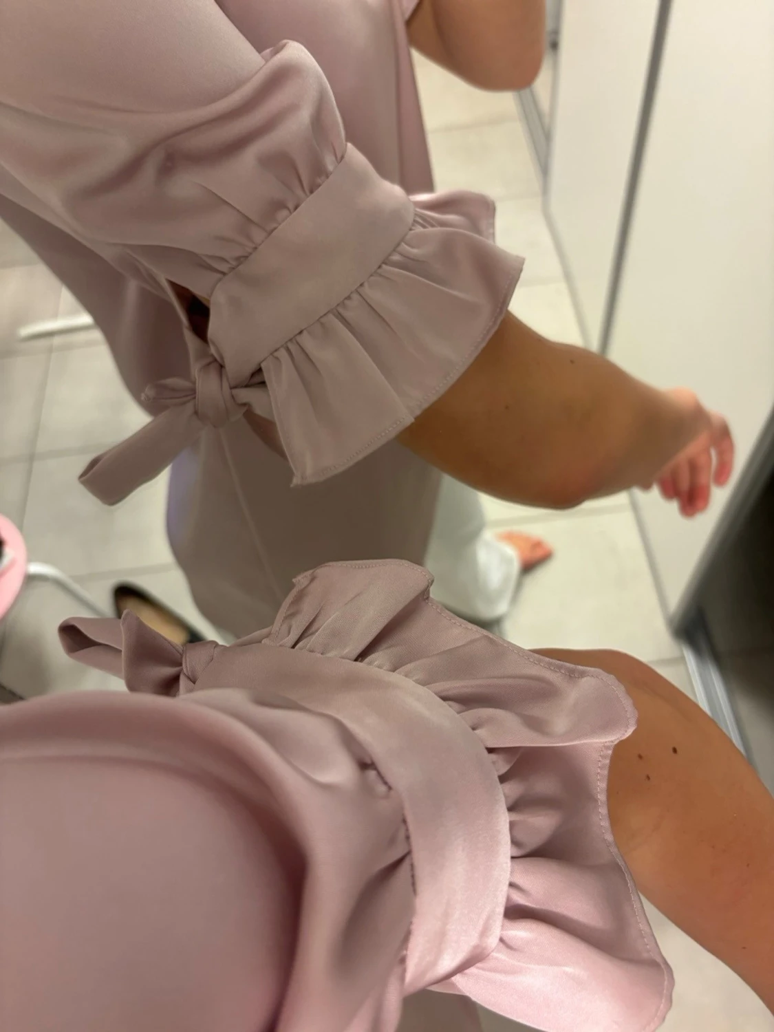 Ljusrosa blus med volangärm och rosett  - 1