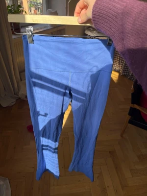 Blå yoga pants från Lululemon - Knappt tyvärr bortklippt, har storlek 6 i  mina träningskläder från lulu, så troligtvis 6.