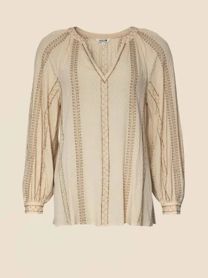 Super fin! Beige boho-blus från Indiska - Så fin! Luftig beige blus från Indiska med boho-inspirerade broderier och pärlbrodyr. Blusen har v-ringning och långa lite puff ärmar med knappar vid handlederna. Perfekt för en avslappnad och trendig look. Skönt material i viskos. Stl M, ganska liten i stl för att vara indiska. Använd någon enstaka gång och tvättad 1 ggr så i mycket fint skick. Möjligen lite skrynklig. Nypris 999:-