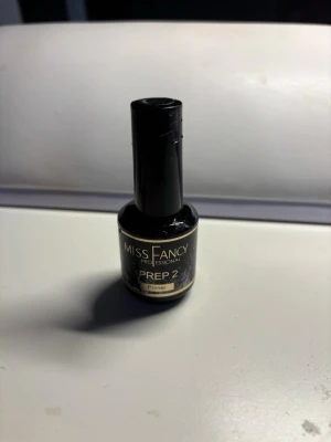Miss Fancy Prep Primer - Miss Fancy Prep Primer är en nagelprimer som är perfekt för att förbereda naglarna inför gelé eller akryl. Ger en bra grund för hållbara naglar. Ca 70% kvar 