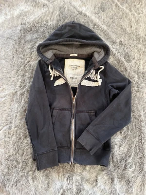 Abercrombie & Fitch Hoodie - Säljer denna sällsynta och mycket eftertraktade Abercrombie & Fitch hoodie | Storlek S | Skick 9/10 | Vid eventuella frågor hör gärna av dig och erbjuder bra pris vid köp av bundle 😁✅