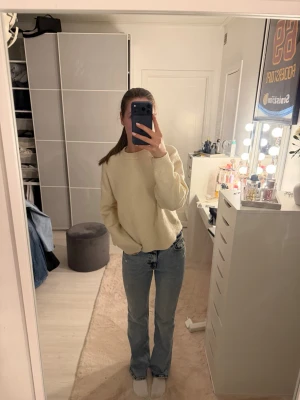 Ljusblå raka jeans - Snygga ljusblå jeans från HM. De har för de mesta legat i garderoben så skicket är väldigt bra💕 Storlek 36