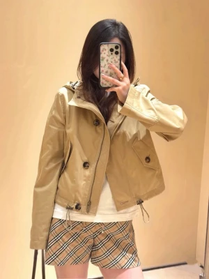 Burberry trenchcoat med huva  -   💓 Säljer en söt beige trenchcoat från burberry stilenmed klassiskt rutigt foder och huva, dragsko i midjan och långa ärmar. 😙 . Oops ”alla andra annonser med samma bild som min är felaktiga och säljer inte min jacka”