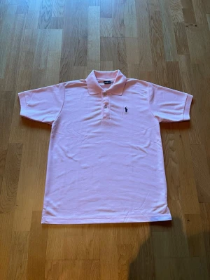 Ralph Lauren pike - Rosa Ralph Lauren pike. Mycket snygg. Perfekt skick. Storlek S.