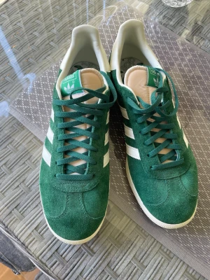 Adidas Gazelle GY7338 - Köptes för några år sedan men användes aldrig. Denna exakta variant säljs inte längre. 