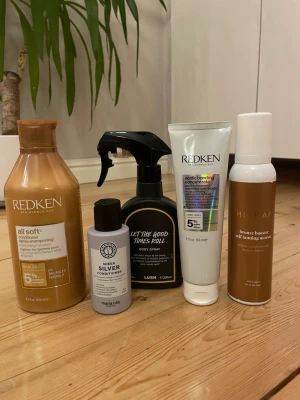 Skönhetspaket med balsam och brun utan sol - Ett paket med fem skönhetsprodukter: 1. Redken all soft balsam (500ml) 2. Maria Nila sheer silver balsam (100 ml) 3. Lush body spray (200 ml) 4. Redken acidic bonding concentrate (150 ml) 5. Hickap bronze booster brun utan sol mousse (150 ml) alla produkterna är endast testade en gång. Säljer alla tillsammans för 370 kr 🌸