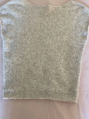 Beige stickad topp ifrån Nelly💓 - En beige stickad topp med korta ärmar och rund hals, man kan också ha tröjan snett över axeln. Den är från Nelly i storlek xxs