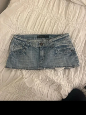 Ljusblå jeanskjol från ONLY - Mini jeans kjol från Only. Midjemåttet är 38,5❤️
