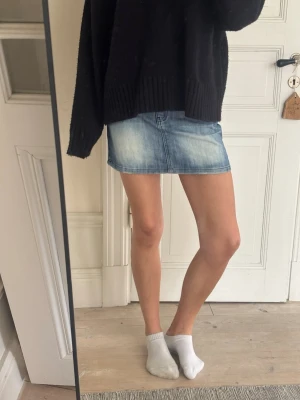 Så snygg blå jeanskjol - Säljer denna så snygga jeanskjolen💗 Köpt i London och perfekt nu till sommaren💗