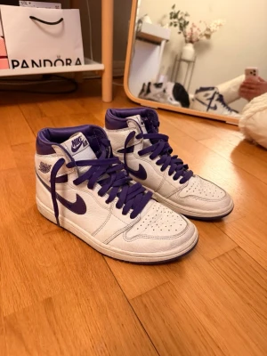 Nike Air Jordan 1 High vit/lila - Säljer ett par Nike Air Jordan 1, kommer inte till användning längre. Inga defekter men behöver en tvätt 