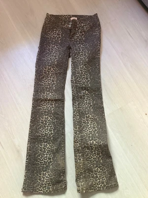 Leopard jeans  - Fina leopard jeans från Nelly, använt fåtal gånger och är inte slitna vid benen eller så, finns inte att köpa på Nelly längre, tveka inte att höra av er vi frågor eller funderingar😇💕